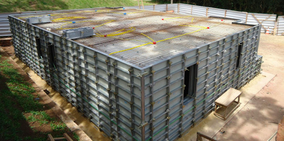 Die Vorgehensweise ist immer gleich: Zunächst Stellen der Wandinnenschalung, Anbringen der Aussparungen, Bewehren sowie Einbau der Elektro- und Wasserrohre. 