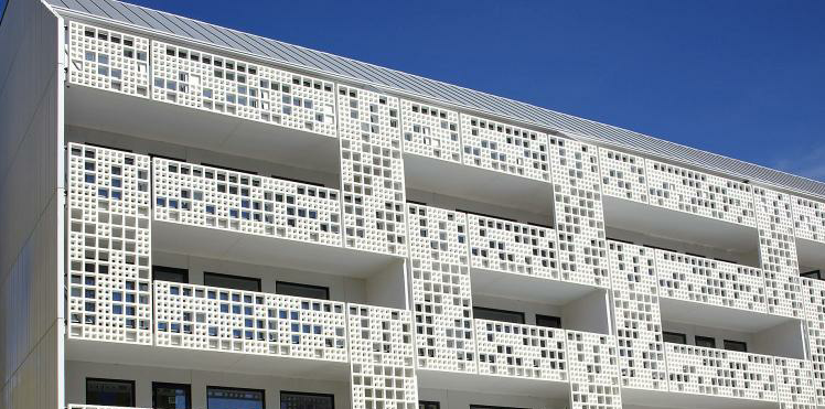 e44c0c12435aefbbf42d259d20084592b9714529 The curtain façade of brilliant white ensures privacy and the perforation, high transparency
