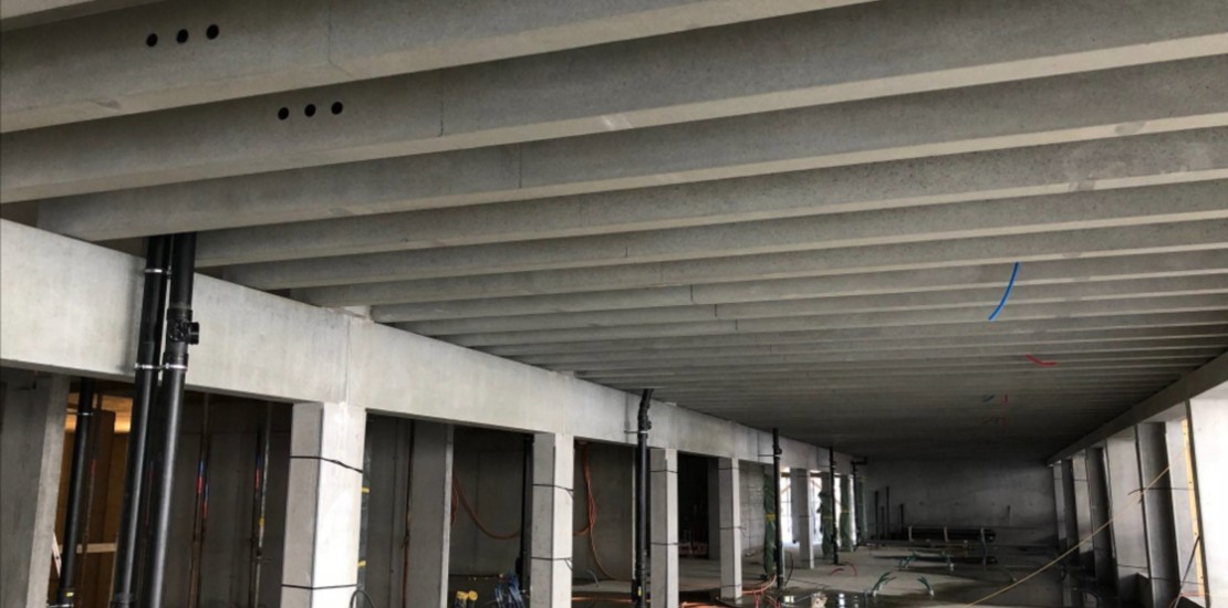 Die T-Träger-Deckenplatten im neuen Bettenhaus M des Kantonsspitals Chur. © alkus AG 