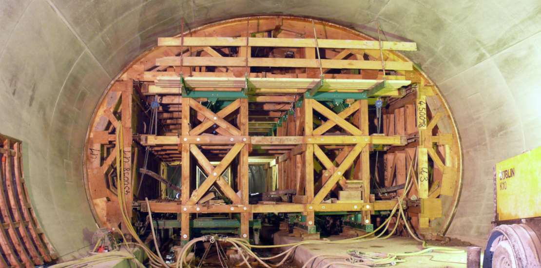 Der verfahrbare Schalwagen ermöglichte eine termingerechte Fertigstellung. Auch nach 20 Einsätzen zeigt die alkus® Vorsatzschalung GM 6 fast keine Verschleißerscheinungen.