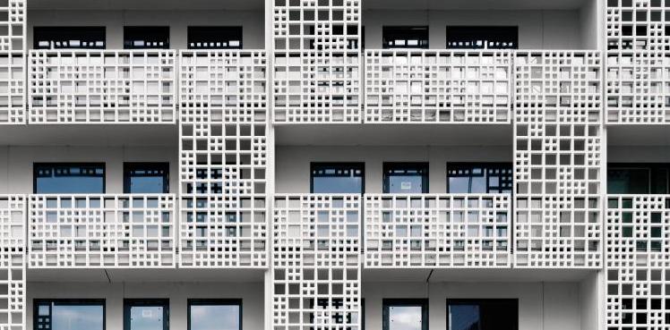 Wohnkomplex in Helsinki Lupenreine Fertigteile in Größen bis zu 4,57 x 1,87 m ohne sichtbare Fugen. Möglich wurde das durch entsprechend große, verschweißte alkus® Vollkunststoffplatten.