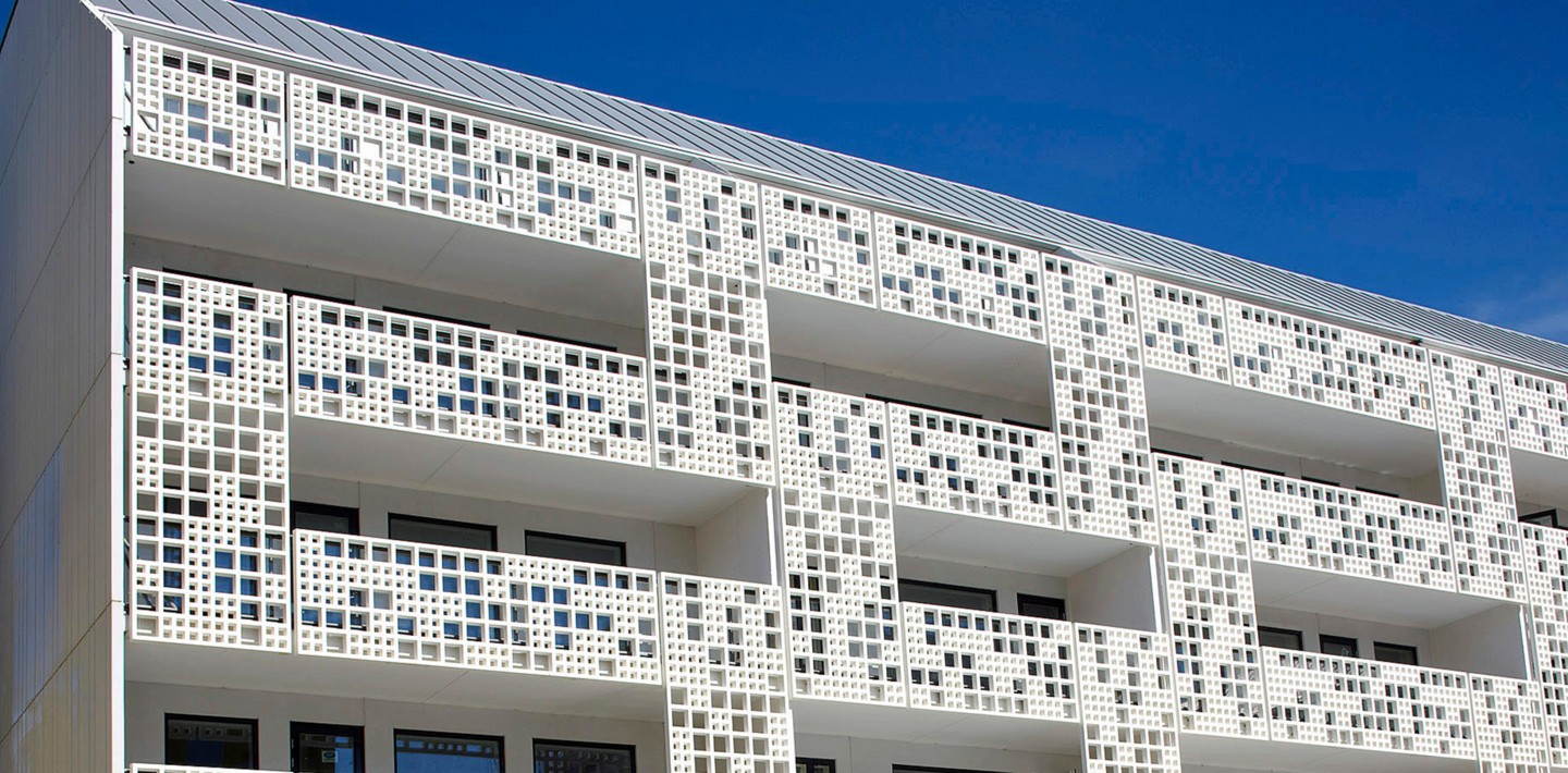 Helsinki Die vorgelagerte Fassade aus strahlendem Weiß dient als raffinierter Sichtschutz und bietet durch die Perforierung eine hohe Transparenz.