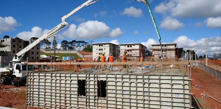 Housing construction in Brazil The slab formwork is installed and cast after assembly of the outer wall formwork. The wall and ceiling thicknesses vary between 10 and 20 cm and 8 and 15 cm respectively.