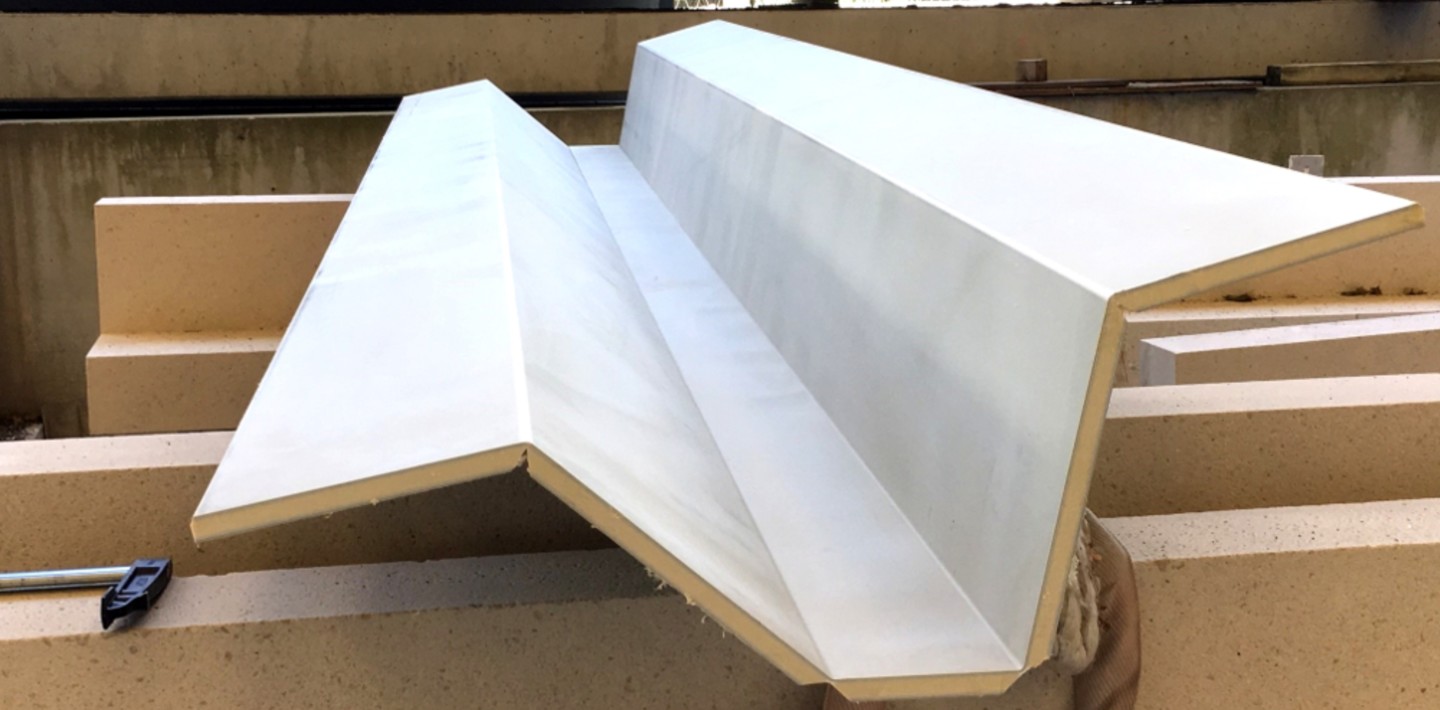 Chur cantonal hospital The closed bending edge of alkus® solid plastic panels inherently provides a perfect mould surface. Subsequent reworking of the T-beam ceiling panels was not necessary. © alkus AG