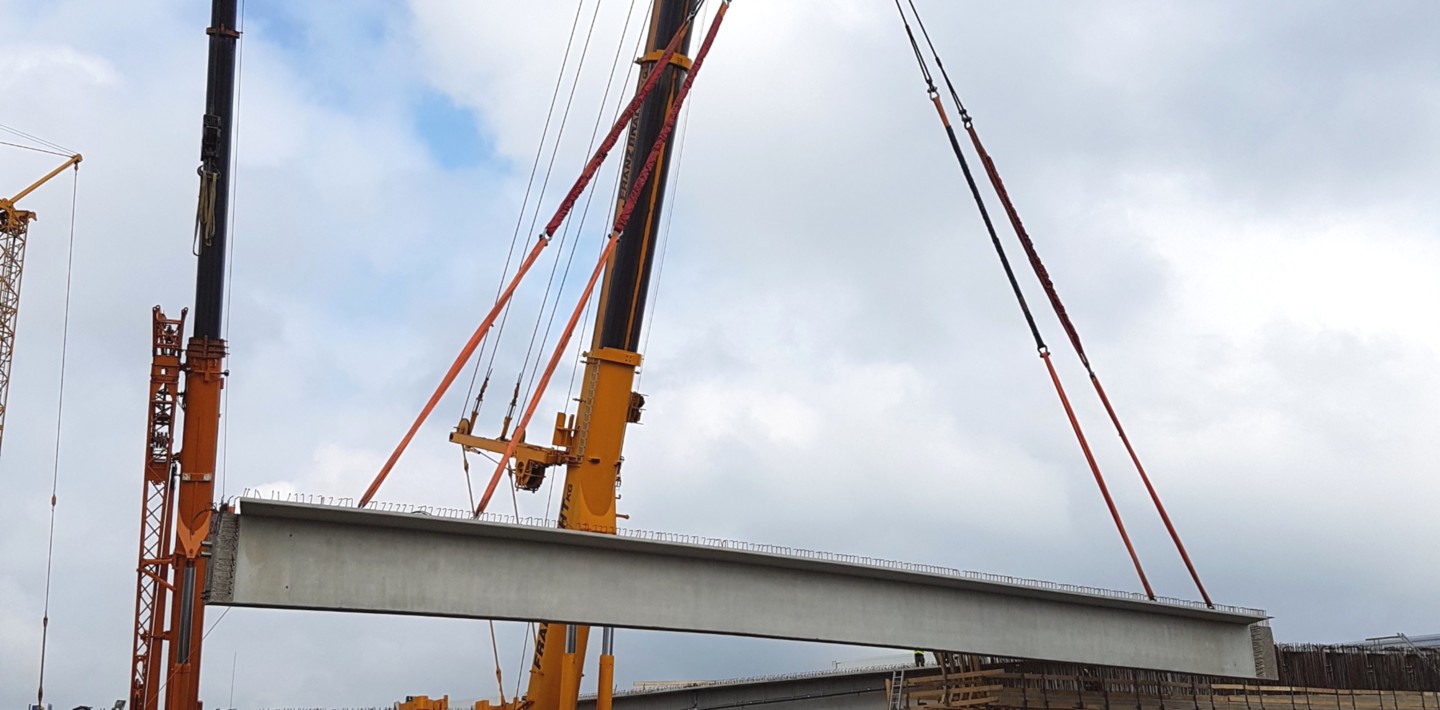 replacement bridge Prestressed concrete beams measuring 36 metres in length. The precast unit formwork was constructed using 24 alkus® AL 20 panels with a total surface area measuring over 200 square metres. © Rekers Betonwerk GmbH & Co. KG