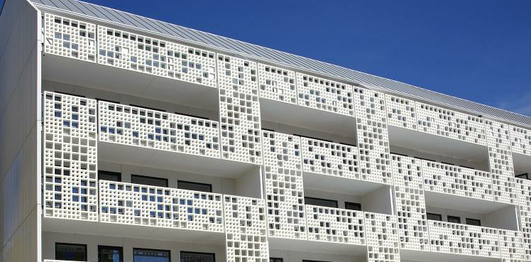 e44c0c12435aefbbf42d259d20084592b9714529 The curtain façade of brilliant white ensures privacy and the perforation, high transparency
