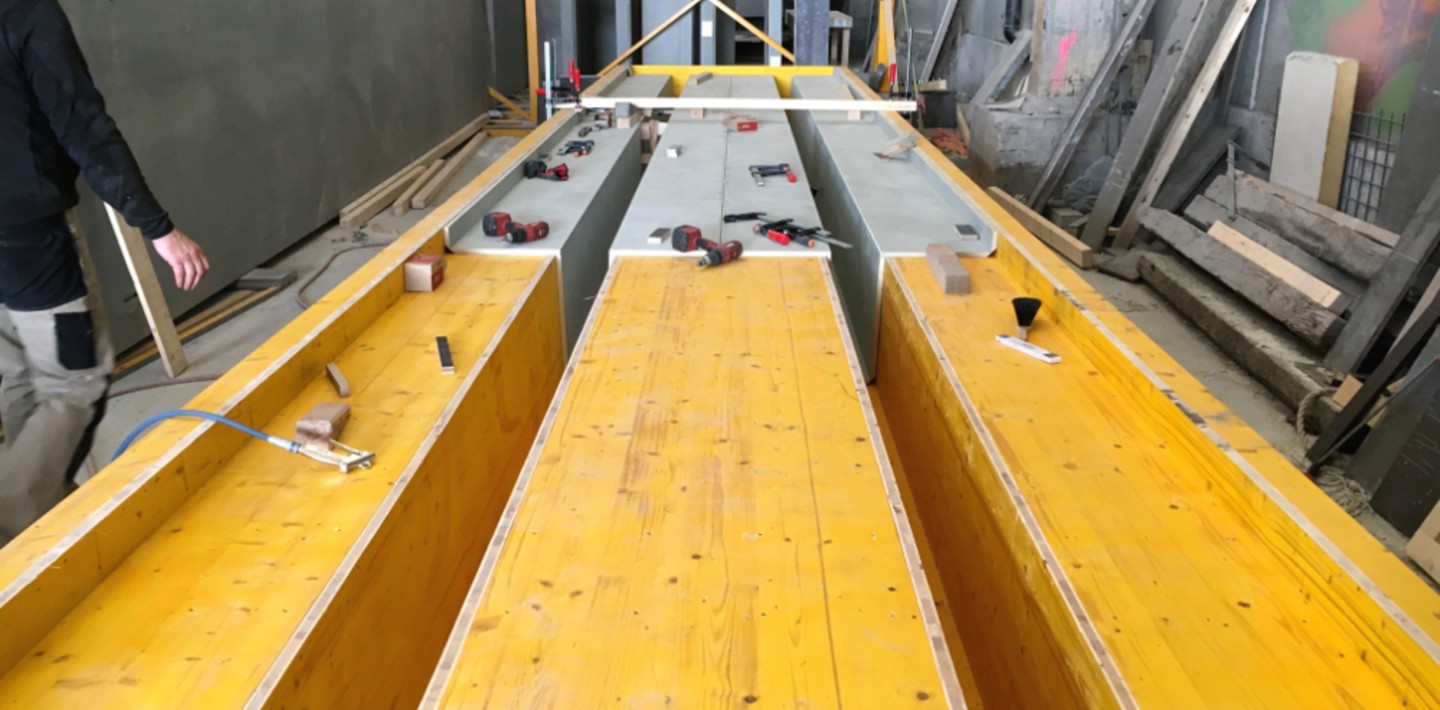 Chur cantonal hospital The wooden construction for the 12 metre-long T-beam ceiling panels is covered with alkus® solid plastic panels. © alkus AG