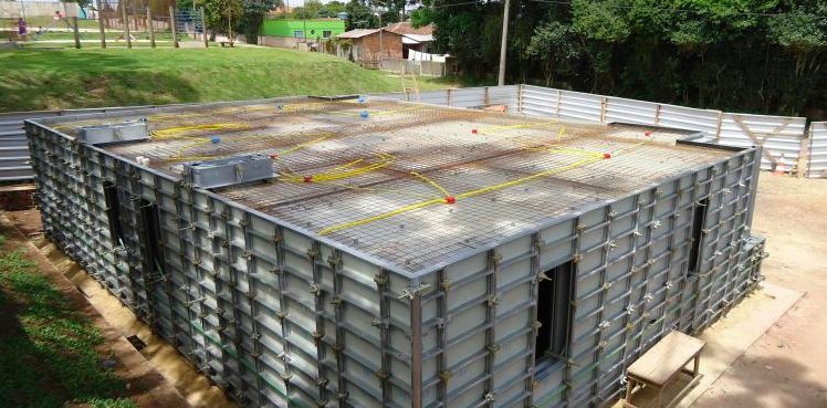 Housing construction in Brazil The procedure is always the same: initial assembly of the internal wall formwork, installation of blockouts, placement of concrete reinforcement and integration of electrical and water ducting.