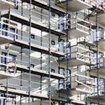 Scaffolding structure on a building facade with Comfodeck powered by alkus® plastic panels used as working platforms