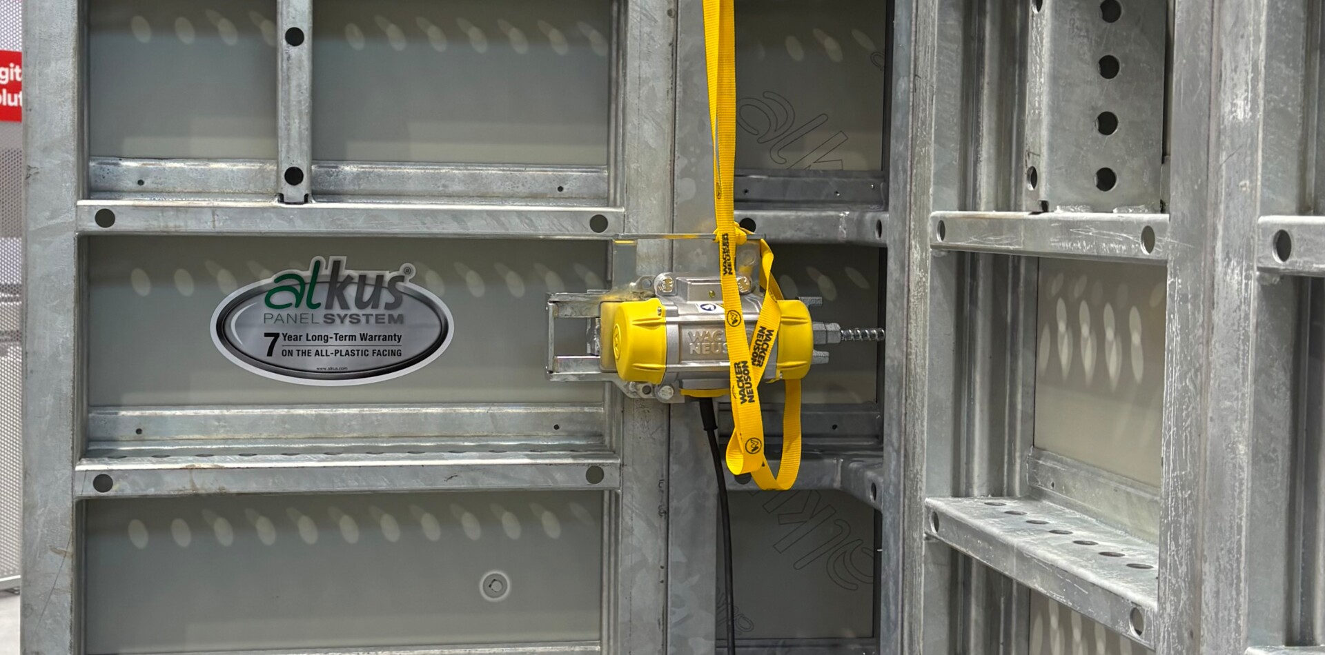 DE MANTO Rahmen mit alkus® Platten auf der bauma 2025. | © Hünnebeck