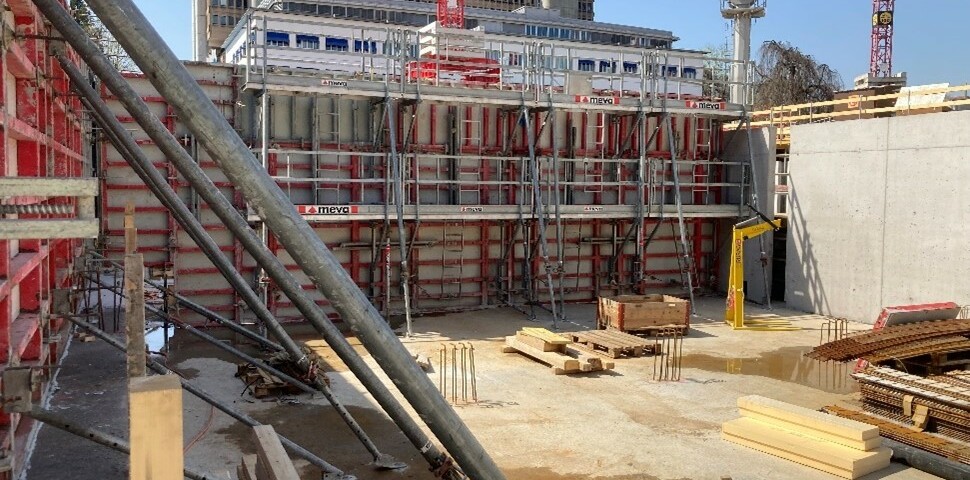 Wandschalung MEVA Mammut 350 belegt mit der alkus® Vollkunststoffplatte Wandschalung MEVA Mammut 350 belegt mit der alkus® Vollkunststoffplatte. | © MEVA