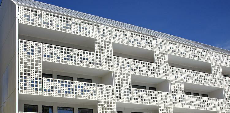 The curtain façade of brilliant white ensures privacy and the perforation, high transparency