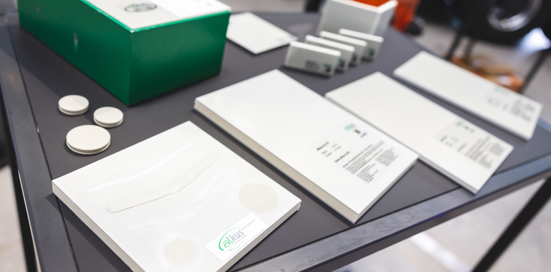 alkus® Schalungsplatte mit einer 7 Jahre Langzeit-Garantie gegen Verrottung, Ripplingsbildung, Abfärbungen, Delaminierung sowie auf Biegesteifigkeit und UV-Beständigkeit. | © WEKA Business Medien GmbH/Andreas Schebesta