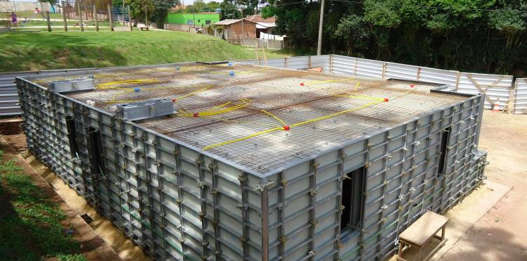 The procedure is always the same: initial assembly of the internal wall formwork, installation of blockouts, placement of concrete reinforcement and integration of electrical and water ducting.