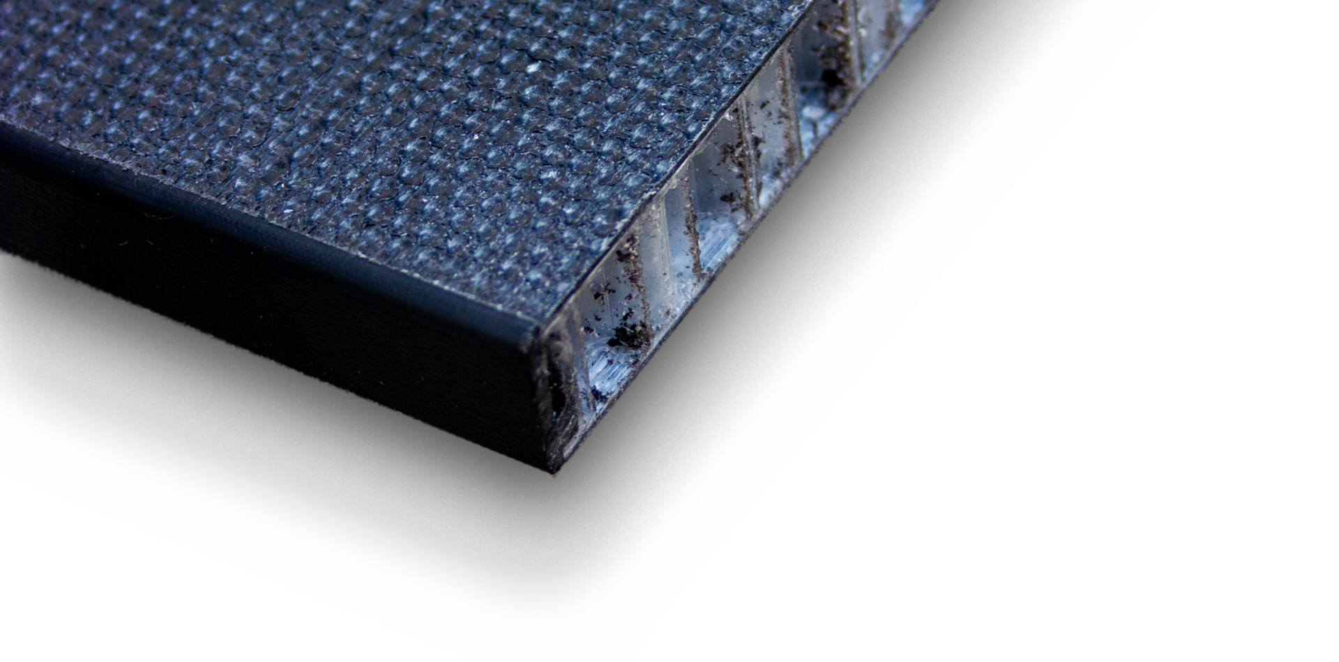 Close-up of Comfodeck powered by alkus® plastic panel with visible polypropylene honeycomb structure