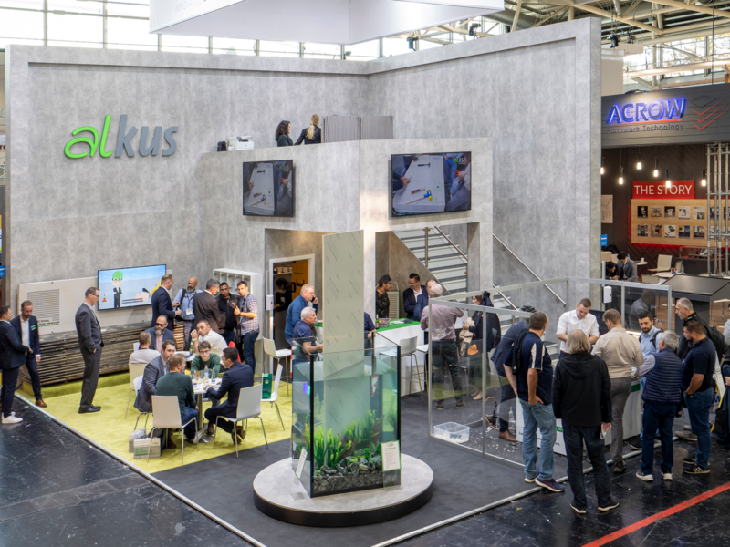 Auf dem alkus Messestand zogen die unterschiedlichen Präsentationen der Vollkunststoffplatte viele Besucher an | © alkus AG/Jens Ellensohn