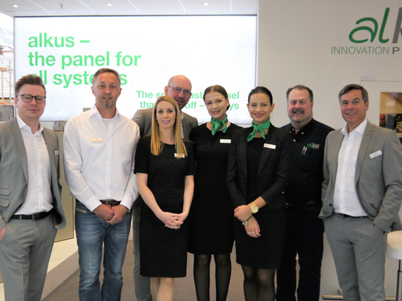 Kenneth Clisso (2. v. rechts) und Roland Urach (1. v. rechts) mit dem alkus Team auf der bauma 2019