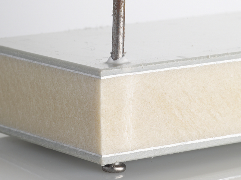 Eine Schalungsplatte von alkus lässt sich schnell und einfach nageln wie eine Sperrholz-Platte, …