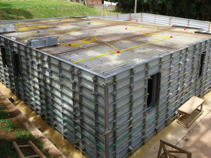 Die Vorgehensweise ist immer gleich: Zunächst Stellen der Wandinnenschalung, Anbringen der Aussparungen, Bewehren sowie Einbau der Elektro- und Wasserrohre. 