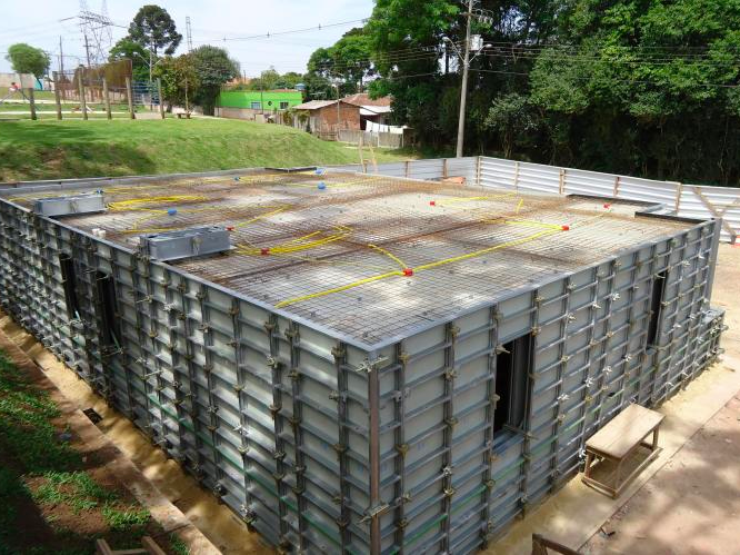 Housing construction in Brazil The procedure is always the same: initial assembly of the internal wall formwork, installation of blockouts, placement of concrete reinforcement and integration of electrical and water ducting.