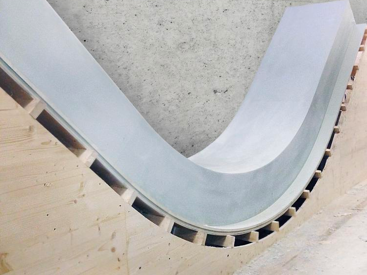 Die alkus® Vollkunststoffplatten sind, im Gegensatz zu Holz, einfach biegbar und formbar. Sie werden endlos produziert und lassen sich fugenlos verschweißen. Das Ergebnis: lupenreine und fugenlose Fertigteile. 