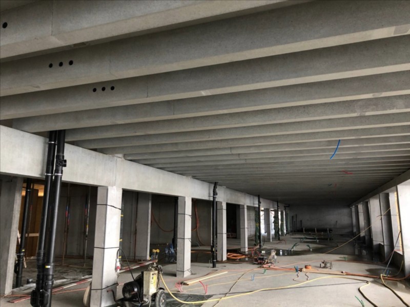 Die T-Träger-Deckenplatten im neuen Bettenhaus M des Kantonsspitals Chur. © alkus AG 