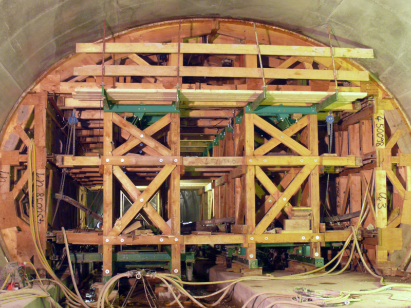 Der verfahrbare Schalwagen ermöglichte eine termingerechte Fertigstellung. Auch nach 20 Einsätzen zeigt die alkus® Vorsatzschalung GM 6 fast keine Verschleißerscheinungen.