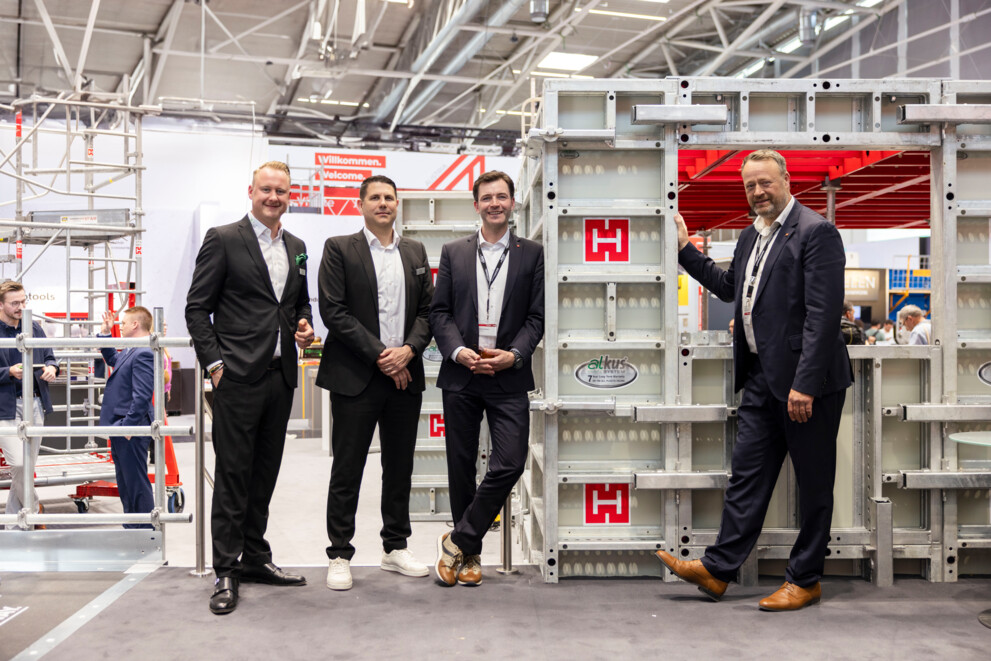 DE Von links nach rechts: Julian Dingler, Inhaber der alkus Gruppe, Daniel Keller,
Geschäftsführer der alkus AG, Carsten Stratmann, Regional Vice President Forming &
Shoring Europe bei BrandSafway und Martin von Lom, Geschäftsführer Hünnebeck
Deutschland GmbH. | © Michael Rieperdinger