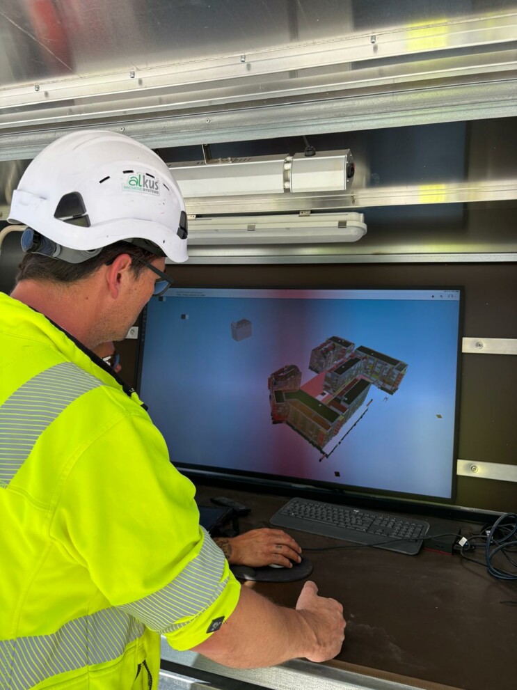 Our technician Pierre Jäger is checking the project with the BIM software. 
