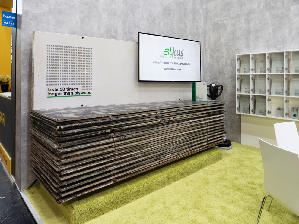The direct comparison: The alkus® solid plastic panel lasts up to thirty times longer than plywood formwork panels The direct comparison: The alkus® solid plastic panel lasts up to thirty times longer than plywood formwork panels | © alkus AG/Jens Ellensohn