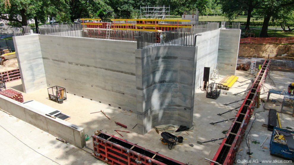 Die erzeugten Wellen fliessen um das Gebäude. Die erzeugten Wellen fliessen um das Gebäude.