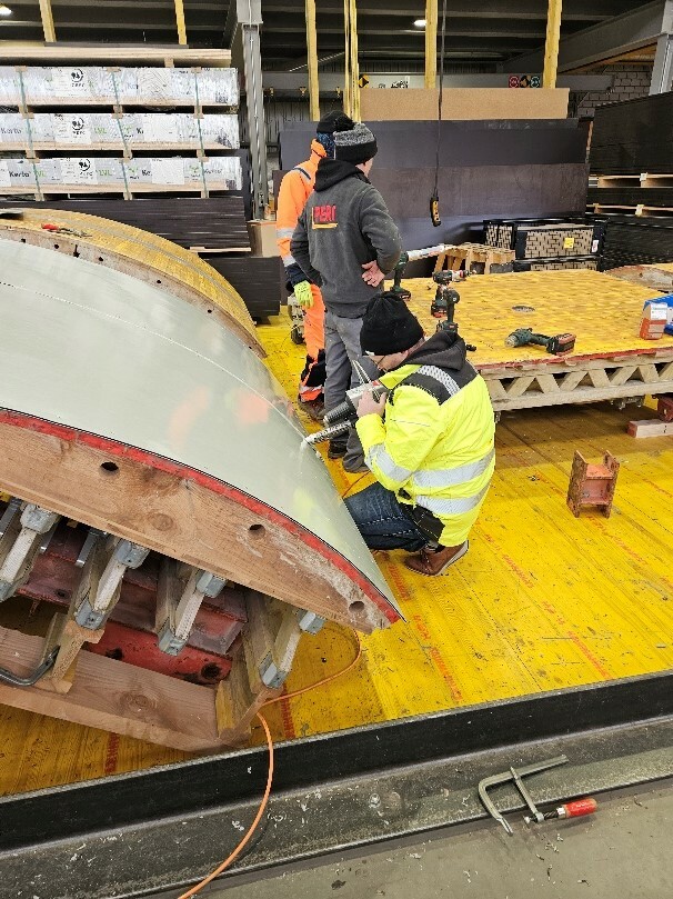 Welding of the alkus® GM6 formwork panels on the PERI- stud formwork. Welding of the alkus® GM6 formwork panels on the PERI- stud formwork. | © alkus AG