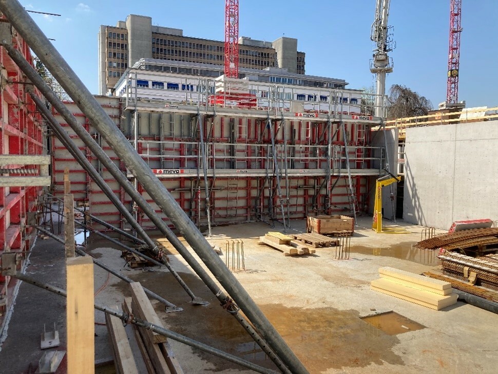 MEVA Mammut 350 wall formwork covered with the alkus® solid plastic panel MEVA Mammut 350 wall formwork covered with the alkus® solid plastic panel. | © MEVA