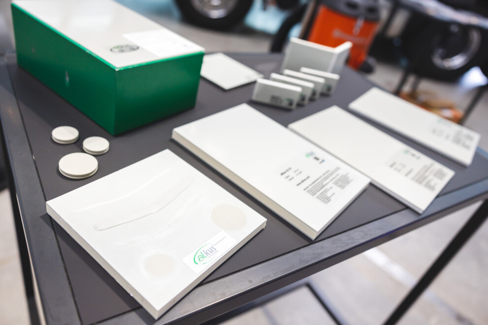 alkus® Schalungsplatte mit einer 7 Jahre Langzeit-Garantie gegen Verrottung, Ripplingsbildung, Abfärbungen, Delaminierung sowie auf Biegesteifigkeit und UV-Beständigkeit. | © WEKA Business Medien GmbH/Andreas Schebesta alkus® Schalungsplatte mit einer 7 Jahre Langzeit-Garantie gegen Verrottung, Ripplingsbildung, Abfärbungen, Delaminierung sowie auf Biegesteifigkeit und UV-Beständigkeit. | © WEKA Business Medien GmbH/Andreas Schebesta