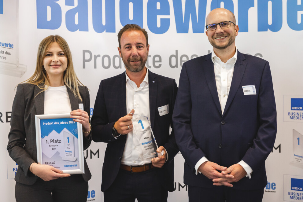 The award was received by Dragana Kovacic, Marketing Manager of alkus AG, together with Michael Tschenett, CEO of alkus AG. (Left to right) | © WEKA Business Medien GmbH/Andreas Schebesta The award was received by Dragana Kovacic, Marketing Manager of alkus AG, together with Michael Tschenett, CEO of alkus AG. (Left to right) | © WEKA Business Medien GmbH/Andreas Schebesta
