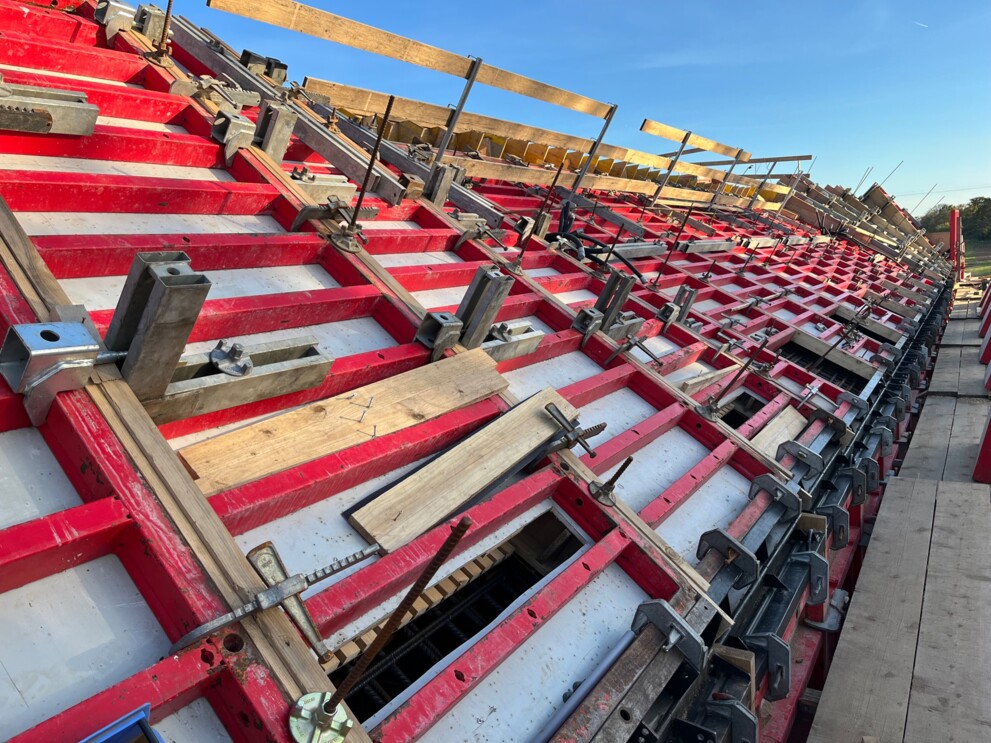 external formwork of the BUGA tunnel The external formwork (countering formwork) of the BUGA tunnel was accomplished with the MEVA Mammut XT system (panel formwork), equipped with 20-millimetre-thick alkus® AL formwork panels. | © Kiefer Schalungsbau GmbH