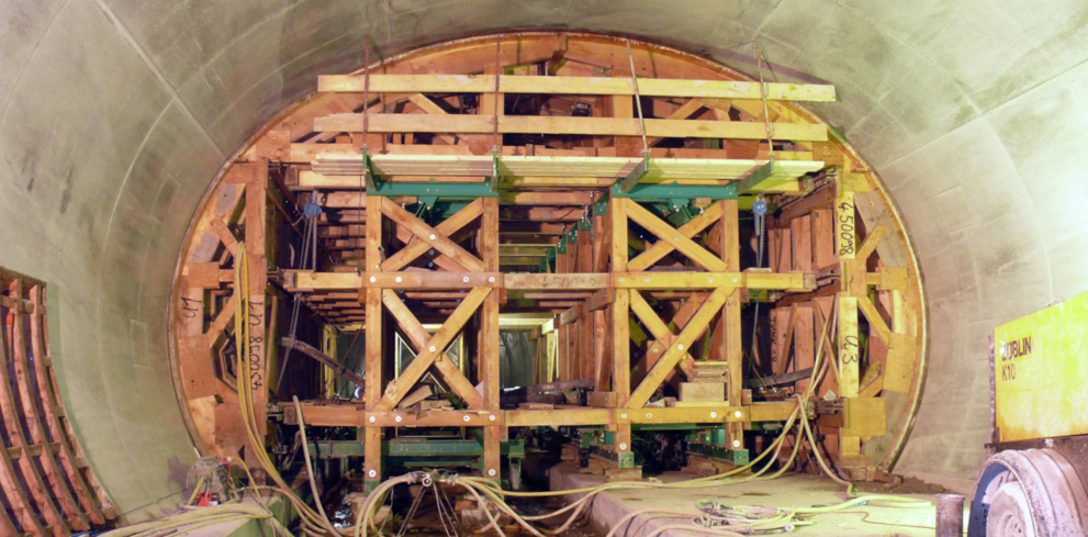 Referenz: Tunnel Blessberg Der verfahrbare Schalwagen ermöglichte eine termingerechte Fertigstellung. Auch nach 20 Einsätzen zeigt die alkus® Vorsatzschalung GM 6 fast keine Verschleißerscheinungen.