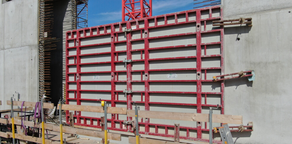 alkus® Einsatz Einsatz auf der Baustelle: die alkus® Vollkunststoffplatte im Peri-Rahmen. | © alkus AG